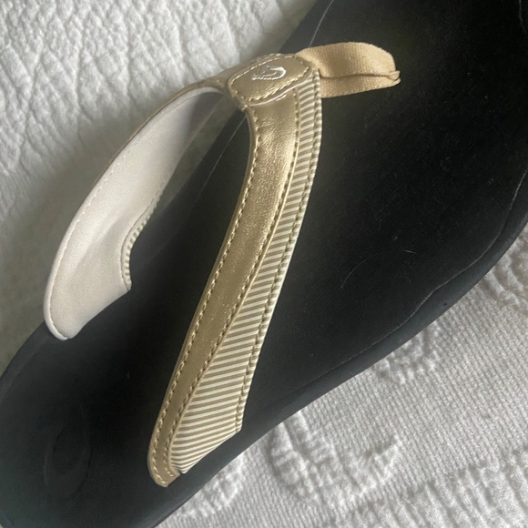 Like new Olukai Flip flop sandals - Picture 2 of 5